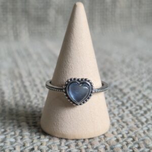ring met aquamarijn hartje in zilveren setting