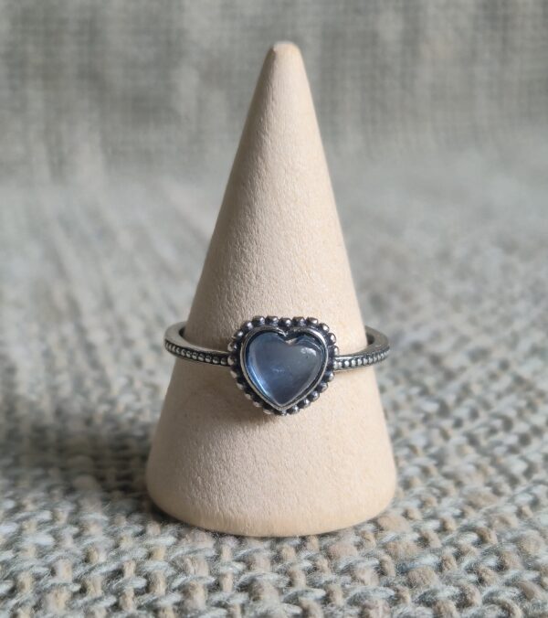 ring met aquamarijn hartje in zilveren setting