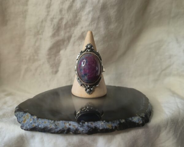 vintage look ring met paars blauwe edelsteen genaamd robijn in kyaniet