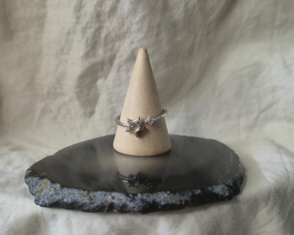 Een ring met een ster met daarin een rond madagaskar maansteen en een klein zirkonia ernaast