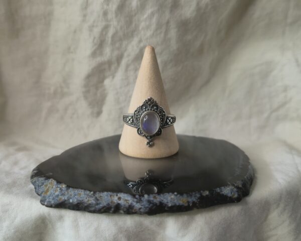 Vintage look ring met een maansteen erin verwerkt