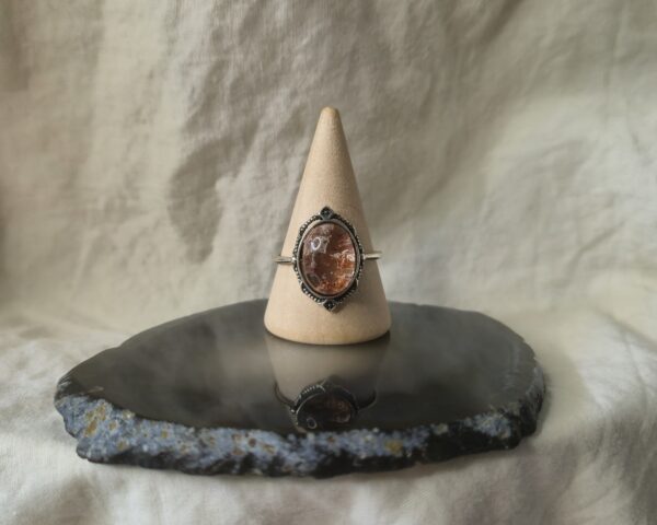 Lodoliet met mooie insluitsels in de steen, de ring is vintage look