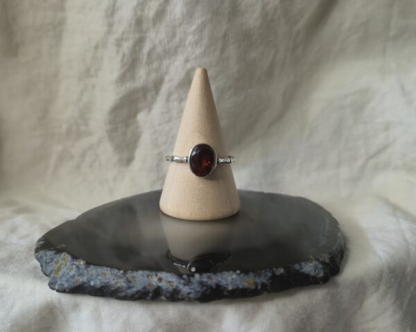 Facet geslepen granaat met bamboe setting ring