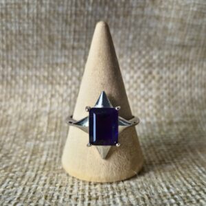 Stervormige zilveren verstelbare ring met rechthoekig amethist steen