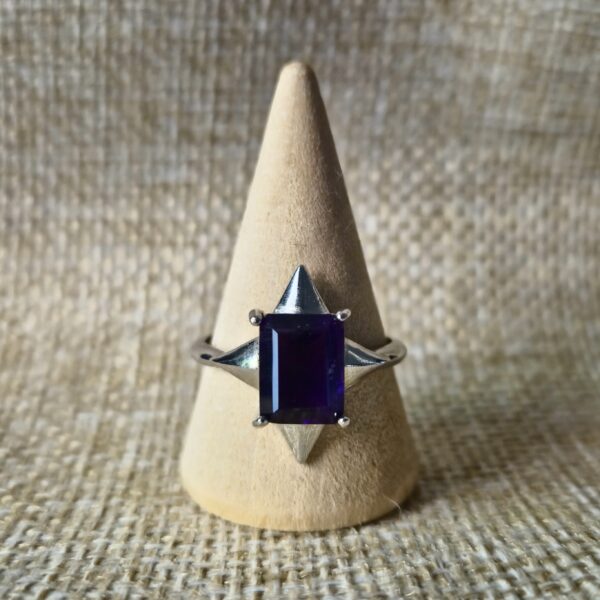 Stervormige zilveren verstelbare ring met rechthoekig amethist steen